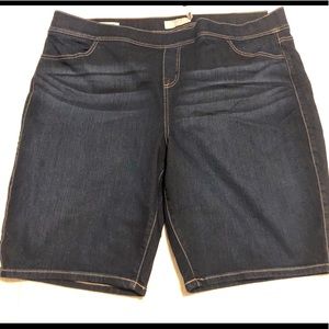 TORRID size 26 Dark Rinse Bermuda Shorts